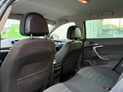 2010 Vauxhall Insignia photo 16
